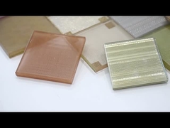 ガラス薄板にされた金網