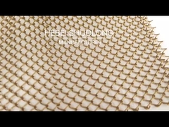 金属のコイルの飾り布