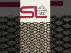 編まれた金網のパネル