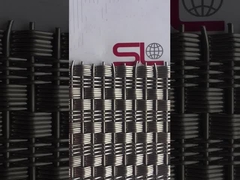 編まれた金網のパネル