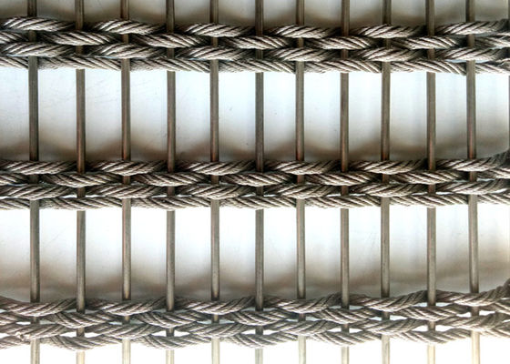 適用範囲が広い編まれた100x6mのステンレス鋼の建築メッシュ生地の正面