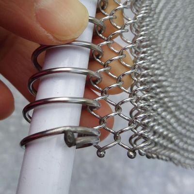 0.5-2mm 厚さ 円窓処理カーテンのためのブロンズ金属コイルカーテン
