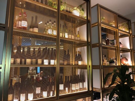 カスタマイズされた長さの建築用金属メッシュで耐食性があり、ファサードのクラッディングや内壁パネルに最適です