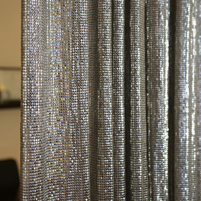 平織りSGS Chainmailの金属の網のカーテンの銀のスパンコールの布の物質的な
