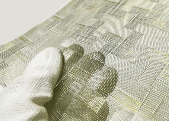 120mのあや織りによって編まれたガラスは建築正面のクラッディングを金網ために薄板にした